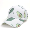 Detailansicht des lebendigen Avocado-Musters auf einer weißen Sonnenschutz-Baseballkappe - Verstellbar / Avocado - Weiß