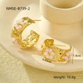 Vista detallada de pendientes C en oro 18K con flores rosas y medidas de 1,4 cm - NMSE-B739-2 / Rosa