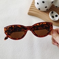 Retro cat-eye tortoiseshell sunglasses with red inner lining and brown lenses - Leopard Print