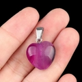 Pendentif coeur en agate naturelle violette avec bélière en métal sur fond sombre - Agate Violette