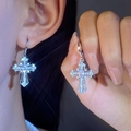 Orecchini a croce gotici in argento con zirconi, mostrati indossati e tenuti in mano - Argento (S504)