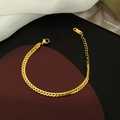Detail van een goudkleurige titaniumstalen platte schakelarmband met een stevige karabijnsluiting - 4mm Schakelarmband (E101) / Goud
