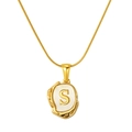Collier en acier titane plaqué or 18K avec lettre S sur pendentif en nacre - Lettre S (S-P035-S)