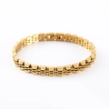 Detalle de cerca de la pulsera de acero inoxidable dorado con eslabones de estilo reloj - Dorado