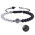 Nahaufnahme der Ich-liebe-dich-Projektion in 100 Sprachen auf dem Perlenarmband für Paare - Weißer Kristall + Mattstein