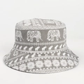 Dettaglio della trama del cappello a secchiello con elefanti bianchi e motivi etnici - M (56-58cm) / Grigio