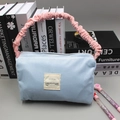Bolso de pana azul con asa fruncida rosa y un diseño elegante de contraste único - Azul Rosa