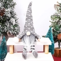 Dettaglio dello gnomo di Natale con cappello grigio e gambe a strisce su sgabello di legno - Gnomo a gambe lunghe luminoso Grigio