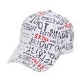 Detail van witte katoenen honkbalpet met zwart-rode graffiti-belettering op de stof - Wit