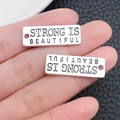 Antik-silberner Metallanhänger mit 'Strong Is Beautiful' Gravur für DIY-Schmuck - Antik Silber STRONG Buchstabenanhänger (9006)