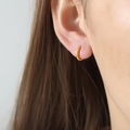 Orecchini a cerchio geometrici minimalisti in acciaio al titanio placcato oro su modella - 1.0cm / Oro