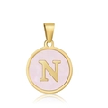 Pendentif rond classique plaqué or 18k avec la lettre N sur fond rose clair doux - N-Coquille Rose