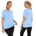 T-shirt da donna blu cielo con scollo a V e spacchi laterali per un look casual - Azzurro