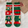 Calcetines navideños rojos y verdes con texto Merry Christmas sobre fondo de felpa - Talla única / Texto de Feliz Navidad
