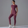Dettaglio del set yoga bordeaux con maglia slim a maniche corte e leggings a vita alta - Bordeaux
