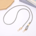 Detail van zilveren mesh telefoonkoord met gouden gespen en karabijnsluiting op wit - Verstelbare Crossbody / Grijs
