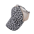 Dettaglio del cappellino leopardato con retro in rete e cinturino regolabile per donna - Regolabile / Stampa Leopardata Argento