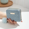 Blauwe gewatteerde damesportemonnee met dubbele gouden rits en zachte pluche hanger - Blauw