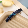 Detailweergave van een donkerblauwe acetaat haarklem op een beige golvend dienblad - Donkerblauw-Zwart Schildpad