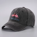 Dettaglio del ricamo fenicottero rosa su cappello da baseball in cotone lavato grigio scuro - Nero