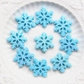 Dix breloques flocon de neige bleues pailletées en résine pour DIY Noël sur assiette blanche - Grand 2.5x2.7cm / Bleu