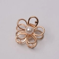 Pince à cheveux fleur dorée élégante avec perle blanche pour coiffures stylées - Or KC