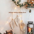 Decorazione da parete boho con piume intrecciate in cotone crema su legno naturale - Modello N Tre Foglie 45*60CM