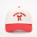Detalle del bordado Merry Mama y el lazo en una gorra de béisbol bicolor - Talla única / Blanco Roto Empalmado Rojo