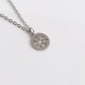 Collier en acier inoxydable argenté avec pendentif flocon de neige évidé sur fond gris - Pendentif Flocon de Neige Rond Évidé / Argenté