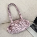 Shopper mit rosa Leopardenmuster aus Wildlederimitat neben einem Laptop liegend - Rosa