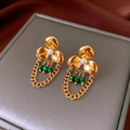 Dettaglio di orecchini a fiore dorati con perle bianche e nappe di perline verdi - Stile Nappa con Perle Verdi e Perle di Fiori / Oro/Verde