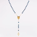 Dettaglio della collana rosario in cristallo blu con medaglia religiosa e croce dorata - Blu