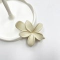 Elegante pinza per capelli a fiore di frangipane beige con finitura opaca di classe - Clip Laterale Gommata / 10cm / Bianco Sporco