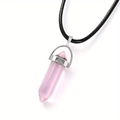 Gros plan du pendentif en cristal hexagonal rose avec un cordon tressé noir élégant - Verre Rose