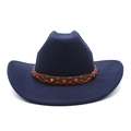 Détail d'un chapeau de cow-boy bleu marine avec bandeau en cuir tressé et ornements - M (56-58cm) / Bleu marine