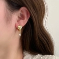 Pendientes de corazón dorado con perla, textura martillada y colgante gota de cristal - Estilo de Perla y Gota con Corazón Martillado Dorado (MY34478)