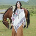Ethno-Strickponcho in Weiß mit farbiger Borte und Fransen, präsentiert an einem Model - Weiß