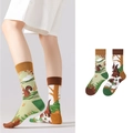 Asymmetrische Baumwollsocken mit Wald-Eichhörnchen- und Baummuster in Grün und Weiß - Wald-Zapfen-Eichhörnchen-Thema (1040)