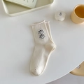 Calcetines de algodón blanco roto a media pantorrilla con bordados de dibujos animados - Dos Perros Beige