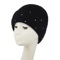 Schicke schwarze Strickmütze für Damen mit eleganten Perlenakzenten auf einem Display - L(58-60cm) / Schwarz