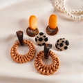 Set di sei paia di orecchini stile boho con trame in resina legno pelle e stampa leopardata - Perno in Argento-Color Caffè (Set da 3 Paia)