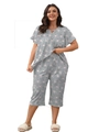 Detail von grauem Stern-Pyjama-Set mit Kurzarm-Oberteil und verkürzter Kordelzug-Hose - 4XL / Grau Rosa Stern