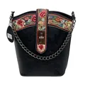 Schwarze Bucket Bag im Ethno-Stil mit floraler Stickerei und Metallkettenriemen - Schwarz
