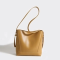 Elegante bolso de cubo en cuero amarillo mostaza con correa sobre fondo blanco - Amarillo