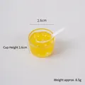 Miniatuur mango sago dessert kom met lepel voor poppenhuizen en sleutelhanger decor - Geel