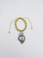 Détail d'un pendentif cœur sacré gothique sur un bracelet ajustable en perles dorées - Cœur Sacré de Flamme en Argent (B)