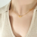 Elegante collana con ciondolo a cuore dorato e scritta Love in acciaio al titanio - Oro