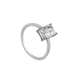 Bague minimaliste en argent avec un grand zircon carré serti à quatre griffes sur fond blanc - US 7 / Bague en zircone carrée argentée