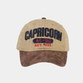 Dettaglio del ricamo Capricorn e patch AC-DC su cappellino baseball vintage - Cachi