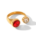 Detail van de gouden open ring met grote rode edelsteen en klein helder kristal - Open Geometrische Stijl (XZ-R30660-RD)